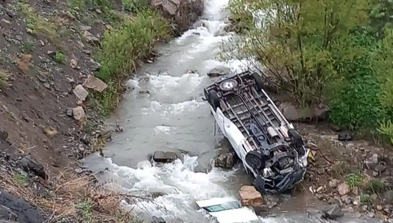 Hakkari'de Minibüs Devrildi: İki İşçi Hayatını Kaybetti, Üç Yaralı