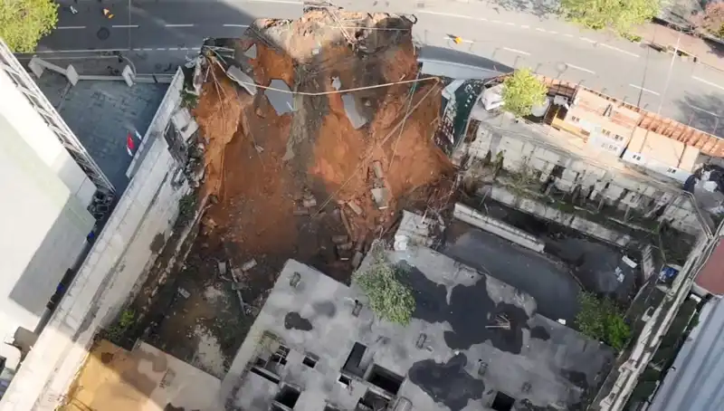 Sarıyer'de Meydana Gelen Yol Çökmesi, Trafik Akışını Olumsuz Etkiledi