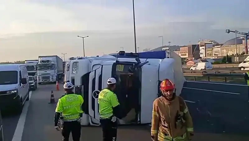 Pendik TEM Otoyolu’nda Devrilen TIR, İstanbul’da Trafik Kaosuna Neden Oldu