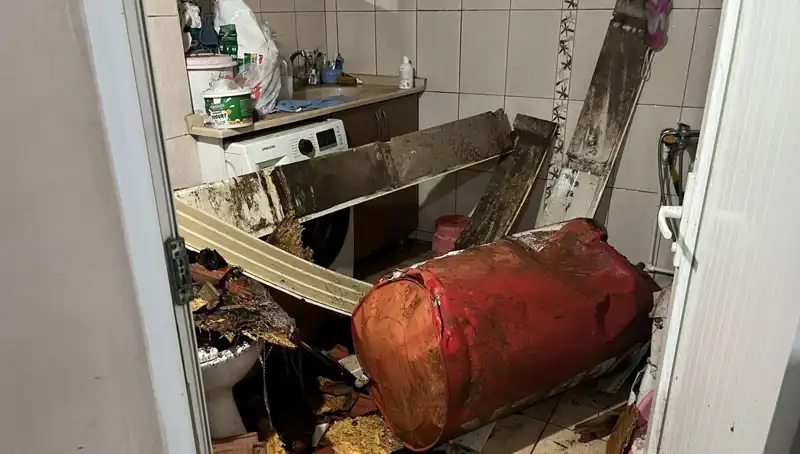 Ege'de Fırtına: Ağaçlar Devrildi, Caddeler Beyaza Büründü