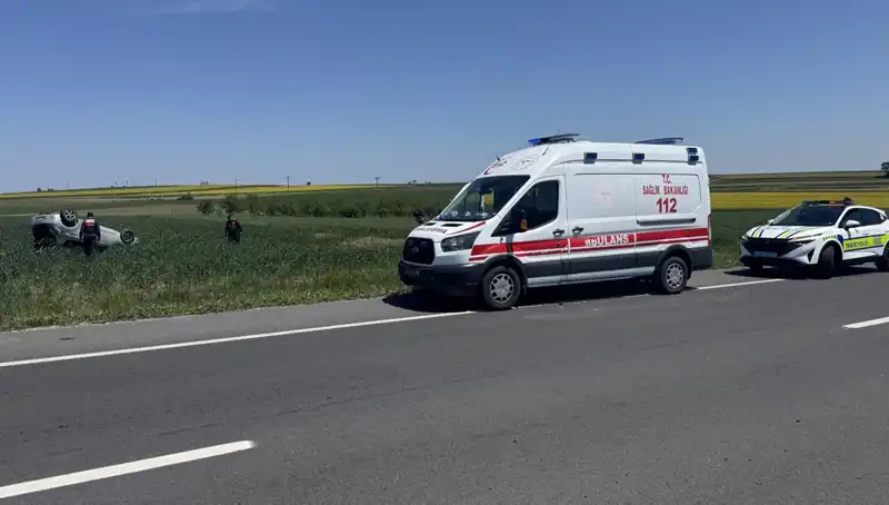 Edirne'de Devrilen Otomobildeki Sürücü ve Eşi Hastaneye Kaldırıldı