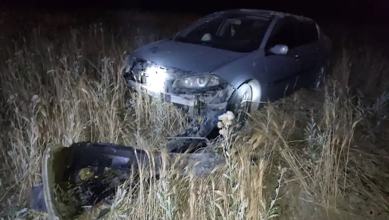 Burdur'da Kontrolden Çıkan Otomobil Tarlaya Uçtu, İki Kişi Yaralandı