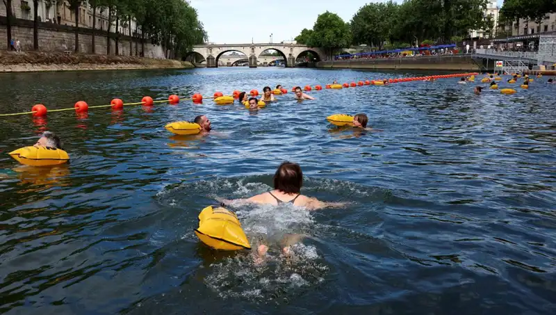 ** Paris’te Tarihi An: Seine Nehri İlk Defa Halka Açıldı!**
