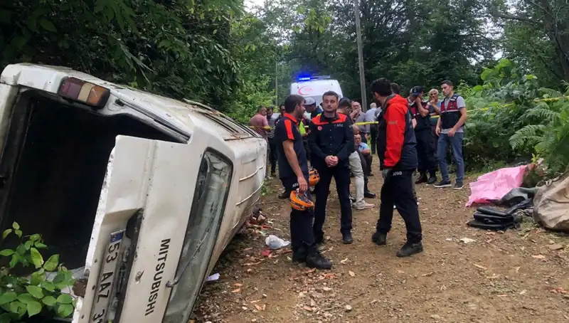 Rize’de Yamaçtan Yuvarlanan Minibüste İki Kişi Hayatını Kaybetti, Üç Yaralı