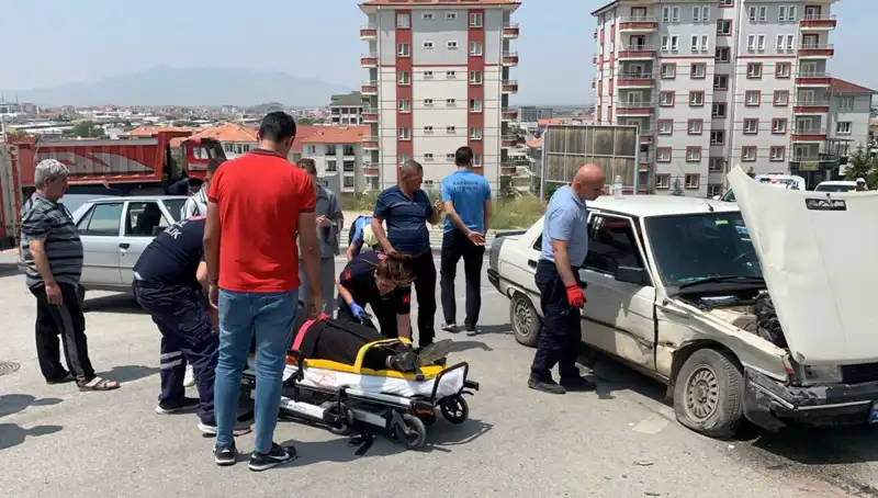 Kavşakta Meydana Gelen Kaza: İki Yaralı ve Sürücülerin Şok Anları