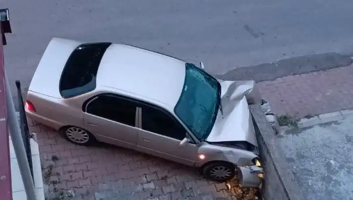 Sürücü Kontrolü Kaybetti: Araba Duvara Çarparak Facia Yaratı