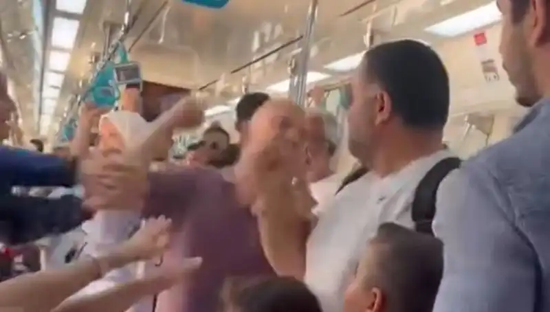 Marmaray'da Yaşanan Yumruklu Kavga Yolcuları Şaşkına Çevirdi