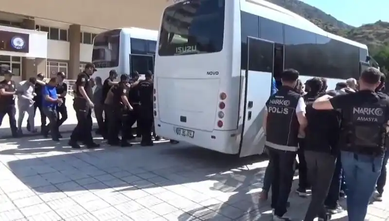 Amasya'da Uyuşturucu Operasyonu: 13 Kişi Tutuklandı, Sokaklar Rahatladı!