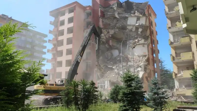 Dalgaların Gücü: Deprem Olmadan İki Bina Yıkıldı!