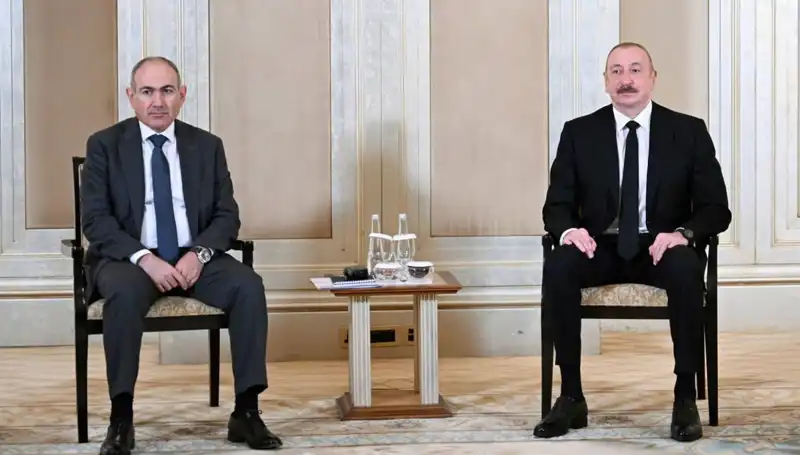 Aliyev ve Paşinyan, Abu Dabi'de Tarihi Barış Görüşmesi İçin Bir Araya Geldi
