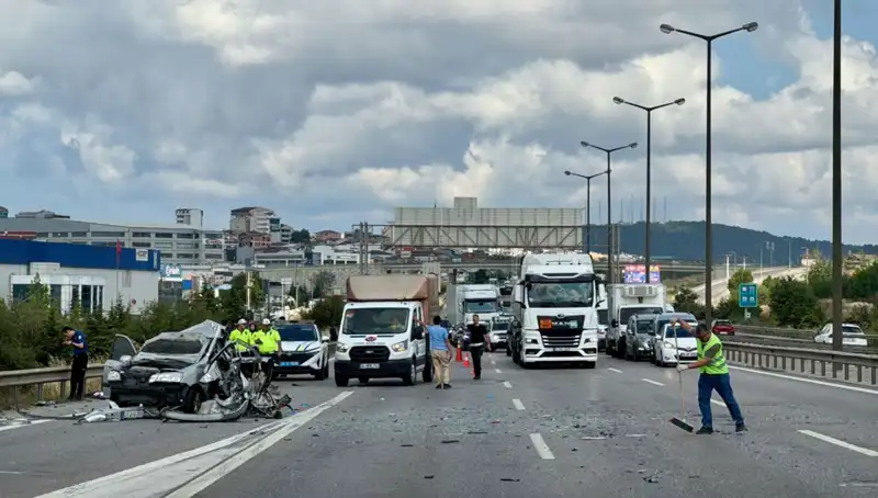 Otoyolda Kazadan Sonra Trafik Felç Oldu: Üç Kişi Araçta Sıkıştı
