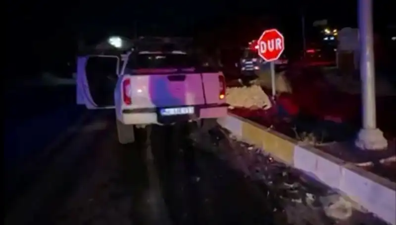 İzmir’de Korkunç Kaza: Kamyonet ile Hafif Ticari Araç Çarpıştı