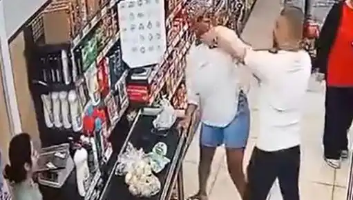 Markette Kasa Önünde Şok Eden Saldırı: Çocuğu Gözleriyle İzledi