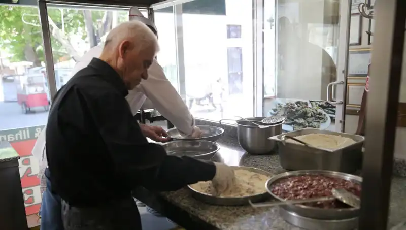 60 Yıldır Ciğer Tezgahında Ustalığını Konuşturuyor: Hikayesi Sizi Etkileyecek