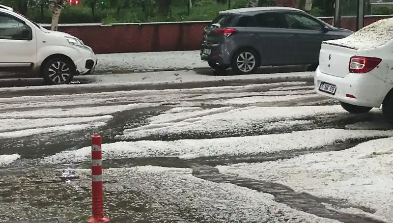 Ardahan'ı Beyaza Bürüyen Dolu: Doğa Olayı Şehri Sarhoş Etti