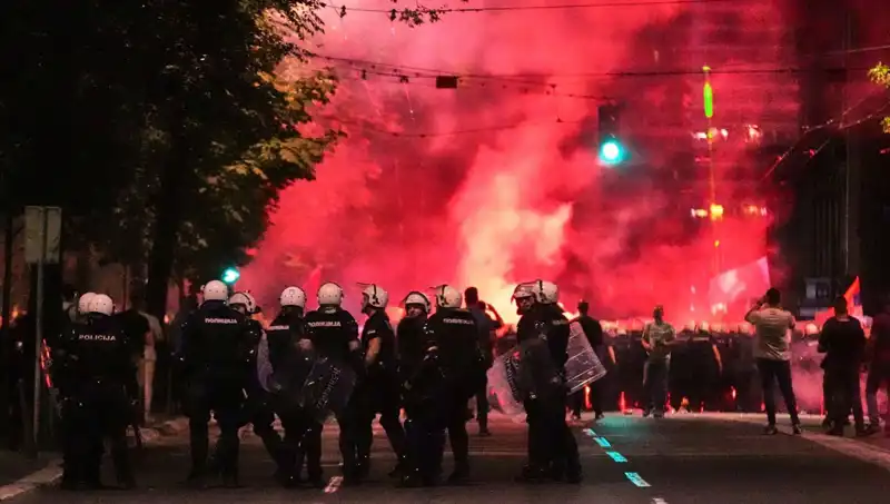 Sırbistan’da Erken Seçim İsyanı: On Binler Sokağa Çıktı, Gözaltılar Yaşandı!
