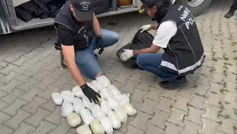 Yolcunun Valizinden Tam 13 Kilo Metamfetamin Çıktı: Yakalanan Şebeke Gözaltında