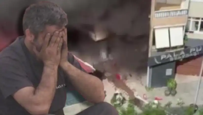 Ataşehir'deki Yangın, İş Yeri Sahibinin Gözyaşlarına Sebep Oldu