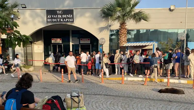 Türkiye'den Bayramda Midilli Adası'na Yoğun Turist Akışı: Neden Bu Kadar İlgi Var?