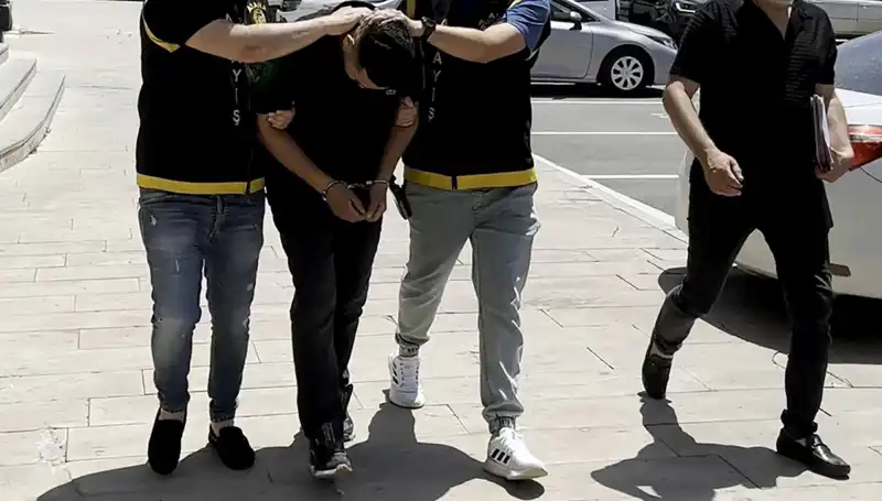 Mezarlıkta Hırsızlık Anı: Suçüstü Yakalanan Şahıs Şok Yaratıyor
