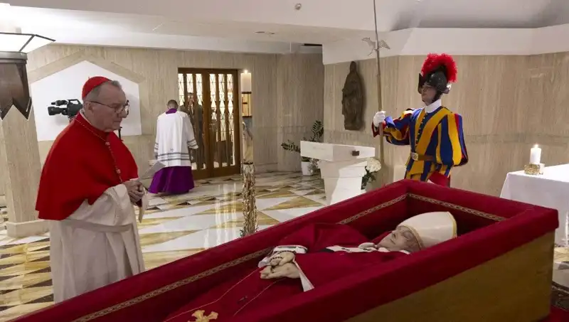 Papa'nın Tabutundaki Anlamlı Fotoğraflar Tüm Dünyada Şok Yarattı