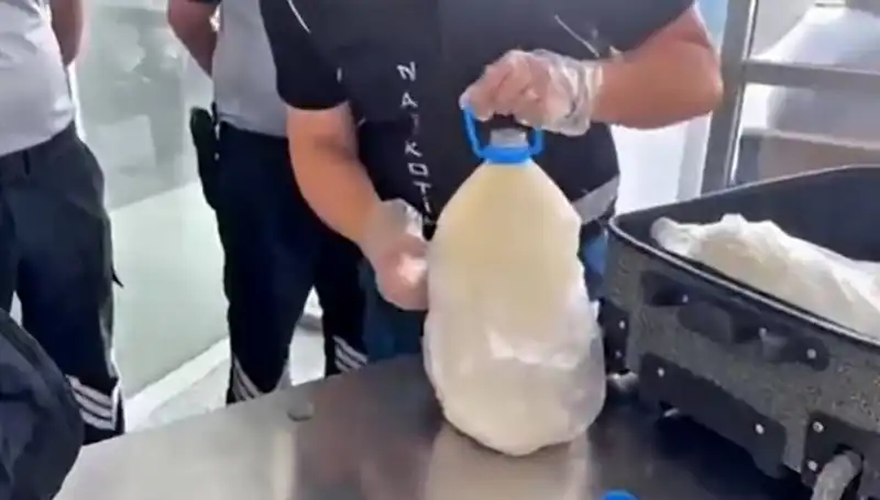 Havalimanında Süt Şişesinde Yakalanan Kaçak: 12 Kilo 800 Gram İlginç Detaylar