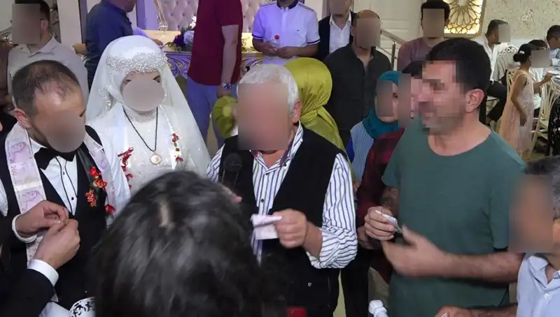 Davetsiz Düğünde Pasta Yedi, Takıları Çaldı: Herkes Şaşkın!