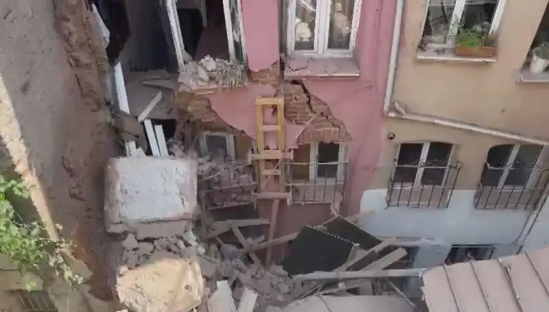 İstanbul'da Üç Katlı Binanın Balkonu Çöktü: Olay Anında Neler Oldu?