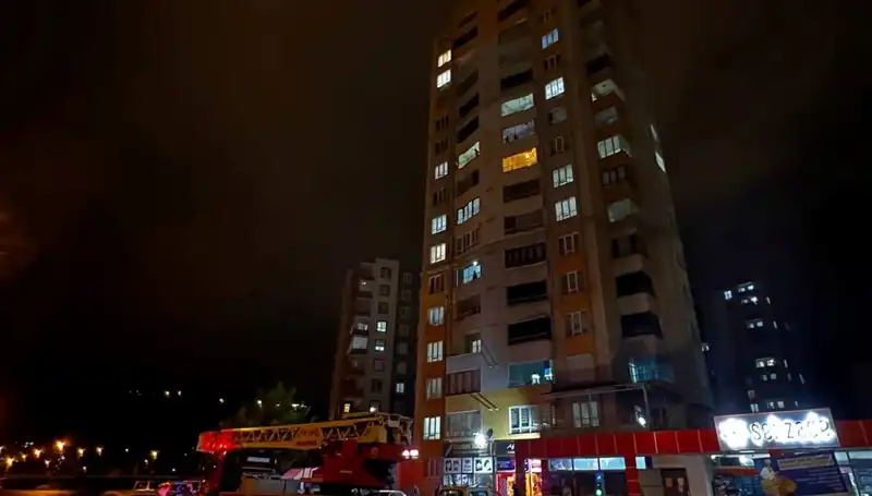 Apartman Çatısına Düşen Yıldırım, Mahalleyi Şaşkına Çevirdi!