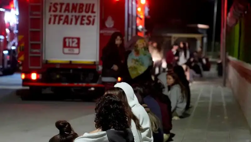 2500 Kız Öğrencinin Yaşadığı Yurt Yangını Paniğe Neden Oldu