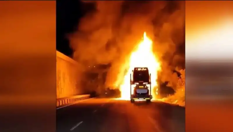 Yolda Korkutan Yangın: Otomobil Yüklü Tırda 8 Araç Alev Alev Yandı