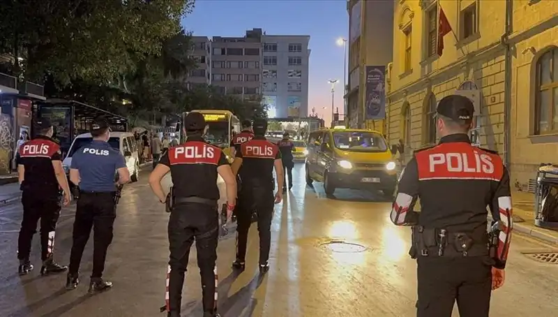 İstanbul'da Asayiş Operasyonları: 4 Saat İçinde Yüzlerce Gözaltı Gerçekleşti