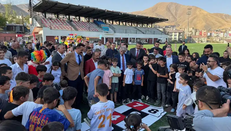 Hakkari'de Renkli Görüntülerle Anadolu Şenliği Coşkuyla Gerçekleşti!
