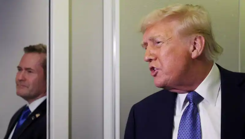 Trump, Mike Waltz’u Görevden Alarak Sızıntı Krizine Çözüm Buldu