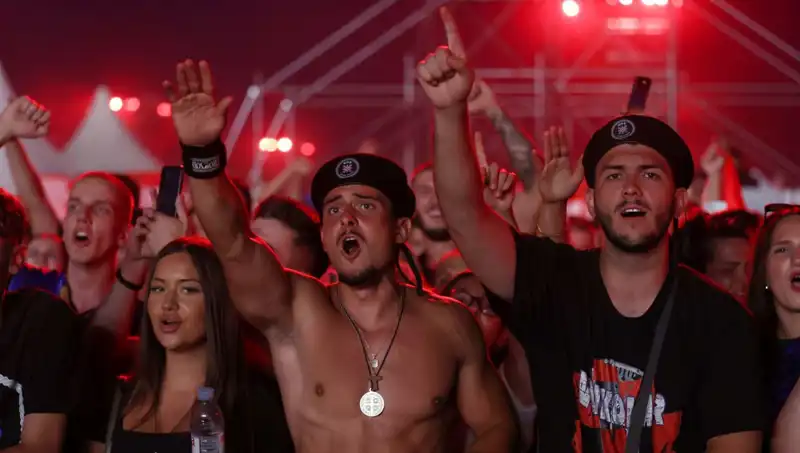 Thompson Konserinde Nazi Selamı Skandalı: Tepkiler Dinmiyor!