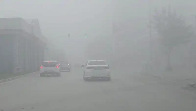 Adana'da Yoğun Sis Hayatı Olumsuz Etkiliyor: Görüş Mesafesi Sadece 50 Meter