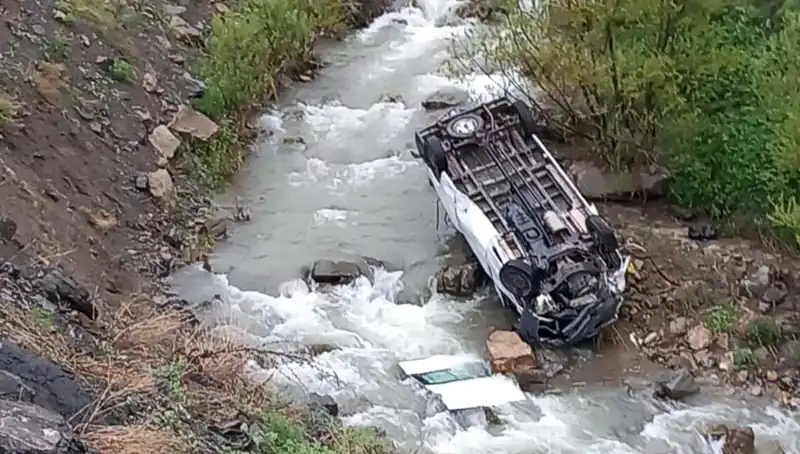 Hakkari’de Minibüs Devrildi: Derede Can Pazarı Yaşandı!