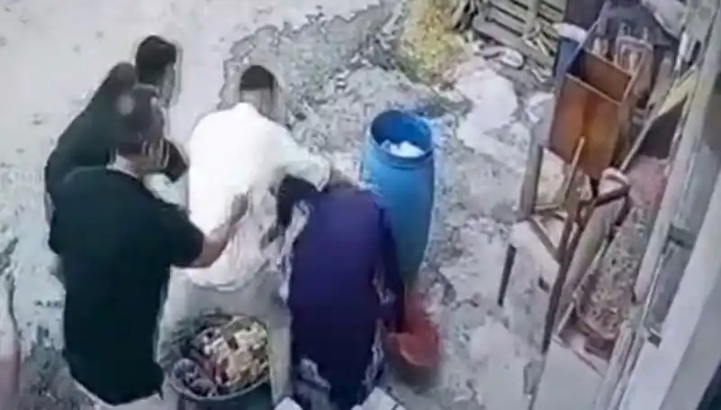 Başakşehir'de Bidon Kavgası: Baba ve Oğul, 58 Yaşındaki Kadına Saldırdı