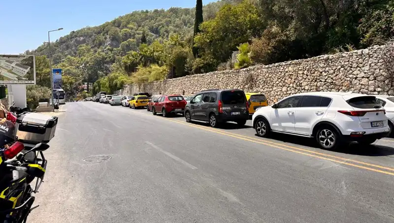 Fethiye-Ölüdeniz Yolunda Yoğunluk: Tatilciler Üç Kilometre Kuyrukta Bekliyor