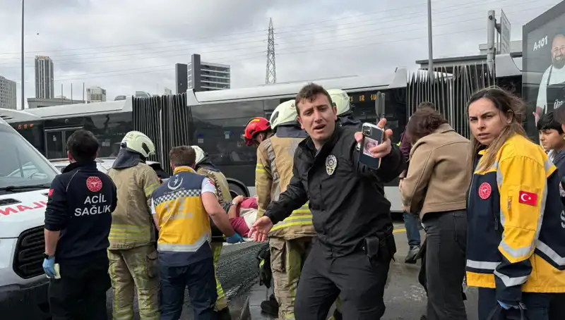 Metrobüs Kazası: İstanbul'da Seferler Durdu, Can Kaybı ve Yaralılar Var