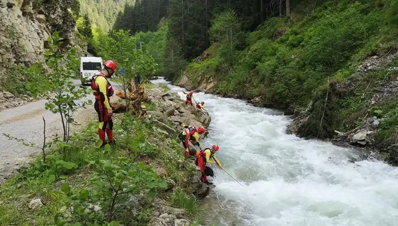 Trabzon'da Dereye Düşen Çocuk İçin Arama Çalışmaları Devam Ediyor: Babası Gözaltına Alındı