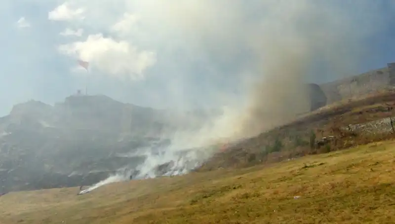 Kars Kalesi Eteklerinde Büyüyen Anız Yangını: Ziyan ve Tehlike
