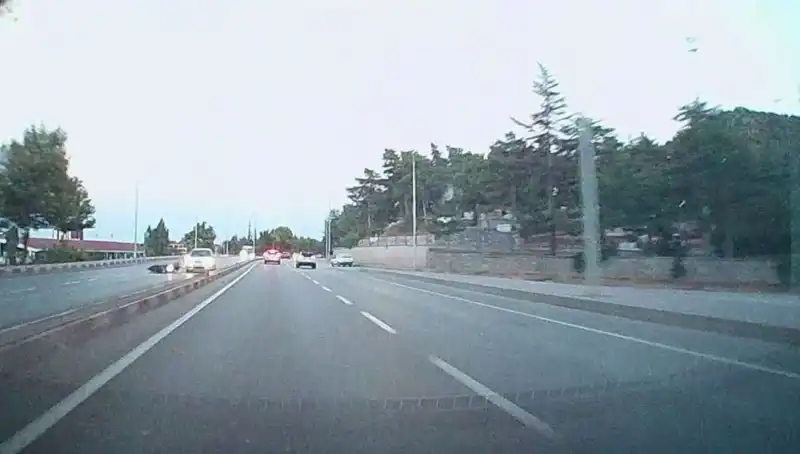 Motosiklet ve Otomobil Çarpıştı: Kaza Sonrası Yaralı Ambulansa Kaldırıldı