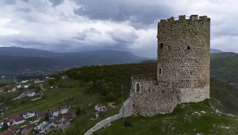 Sokolac Kalesi: Bosna Hersek’in Tarihinde Zamana Direnen Efsanevi Yapı